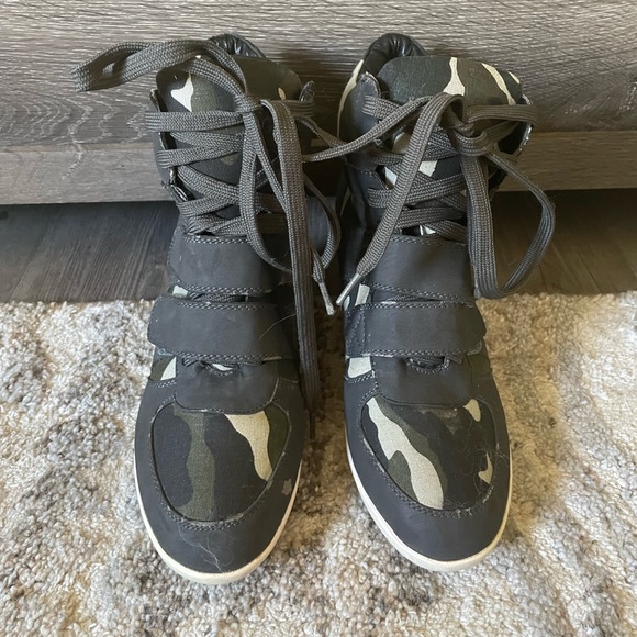 Aeropostale wedge sneakers. Camo size 6 - Picture 2 of 2